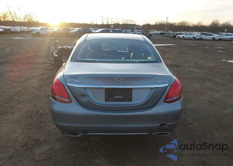 2015 Mercedes-Benz C 300 Luxury 4Matic z USA, uszkodzony, nr VIN 55SWF4KB4FU024129
